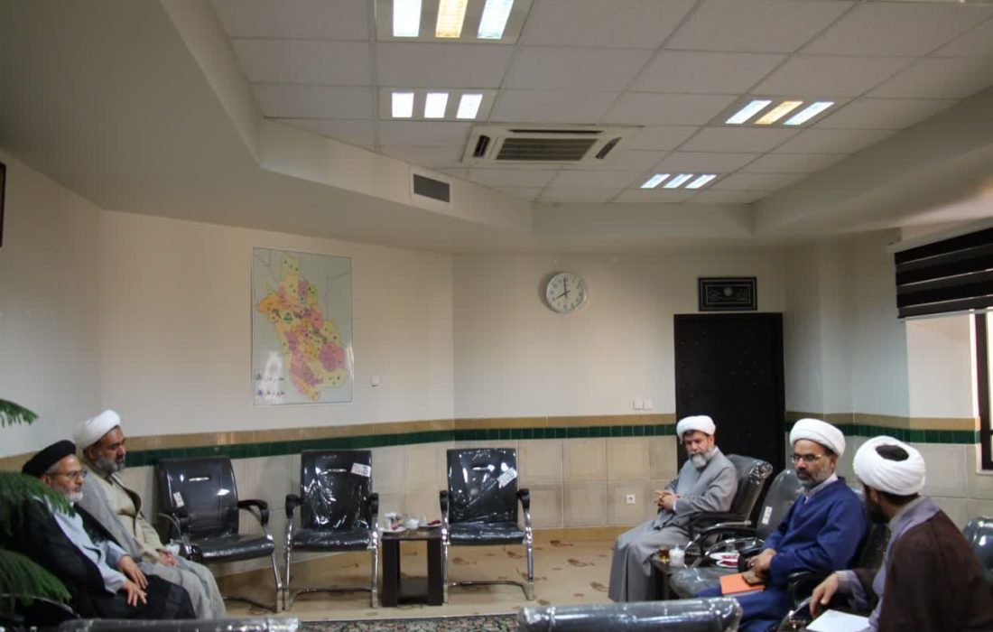 نشست کادر مدیریتی مدرسه علمیه گویم با مدیر حوزه علمیه استان فارس
