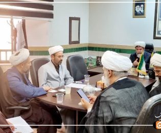 نشست مدیر و معاونین حوزه علمیه استان فارس با مدیر مدرسه علمیه سفیران علی بن موسی‌الرضا علیه السلام شیراز