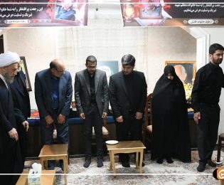 آیت الله دژکام ، مدیر حوزه علمیه فارس وجمعی از مسئولین از خانواده شهید غیب پرور