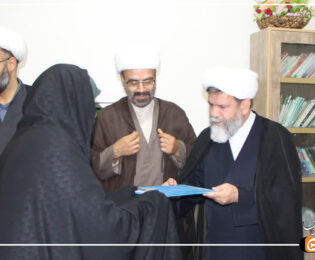 دیدار مدیر حوزه علمیه فارس با خانواده شهید حجت الاسلام منصور زارعی در استهبان